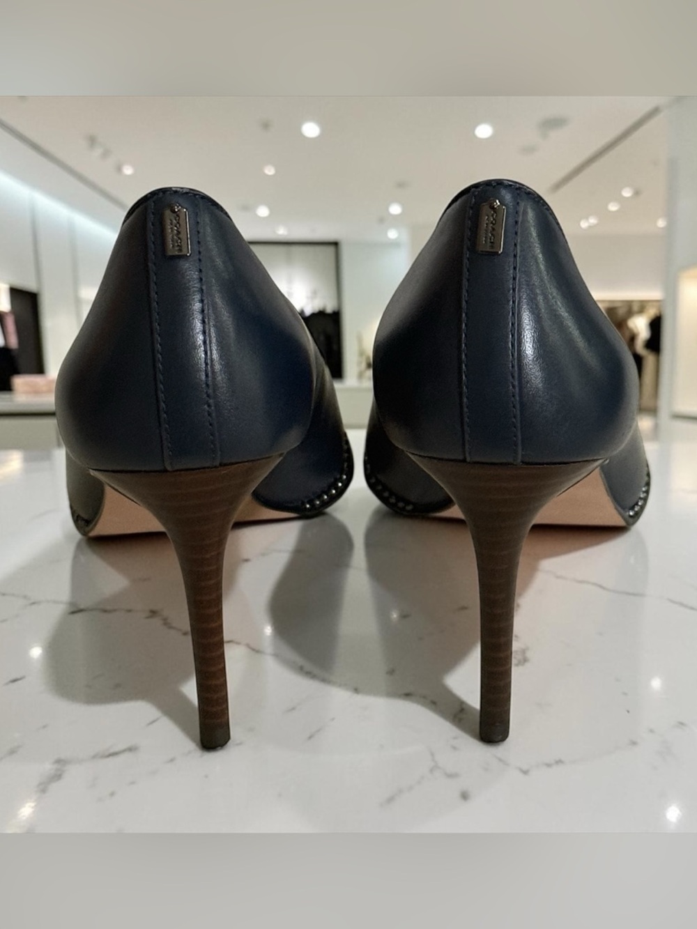 COACH Waverly Navy Leather Pointed-Toe Pumps w Ball Chain Trim! Size 8.5 EUC!! - Picture 5 of 15